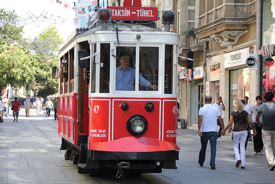 İçinden Tramvay Geçen Sokak